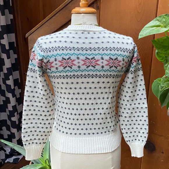 Vintage Snowflake ❄️ Pattern Sweater - Picture 3 of 5